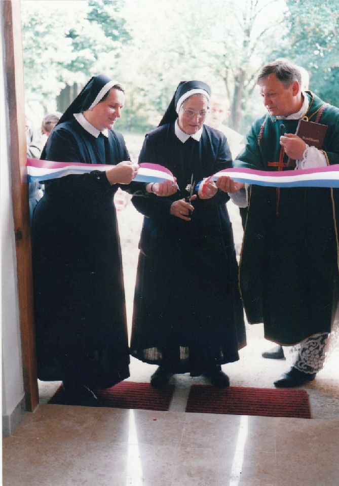 6-Otvorenje-samostana-1997-vrpcu-reze-s-Vjera